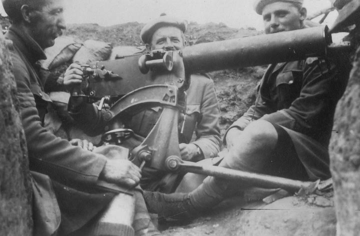 Men of the 6th (Perthshire) Battalion in a trench near La Boiselle in August 1915 manning a machine gun.