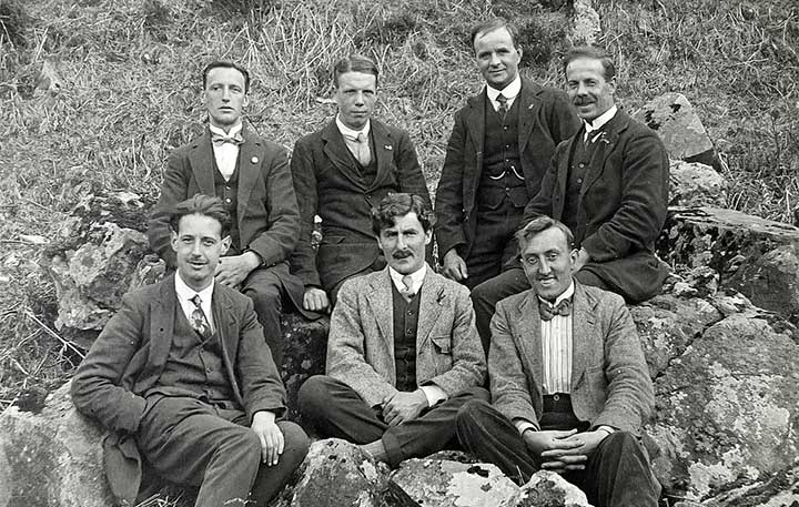 A group of Dundee conscientious objectors including Eddie Carr at the far right back row.